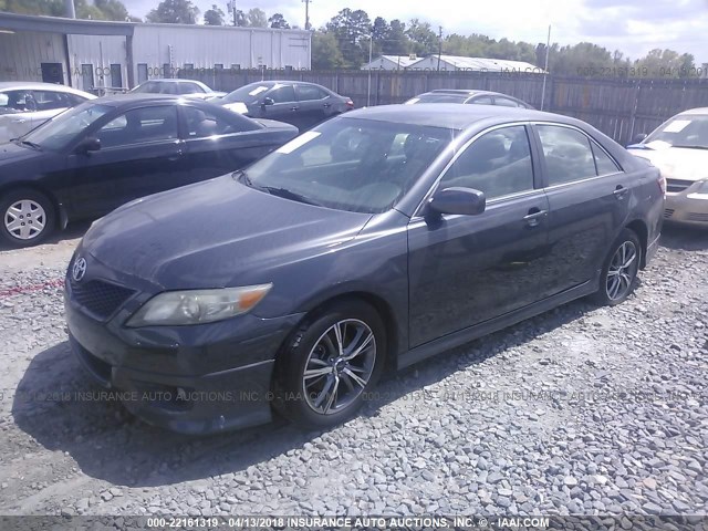 4T1BF3EK2BU186604 - 2011 TOYOTA CAMRY SE/LE/XLE GRAY photo 2