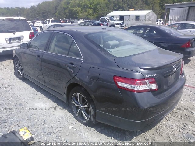 4T1BF3EK2BU186604 - 2011 TOYOTA CAMRY SE/LE/XLE GRAY photo 3