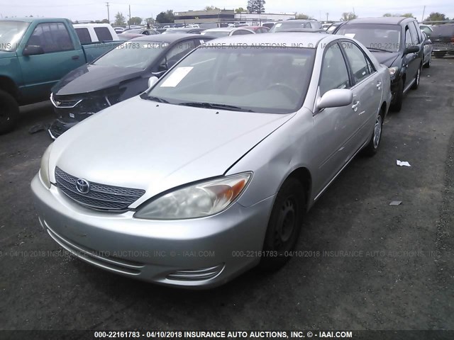 JTDBE30KX20108125 - 2002 TOYOTA CAMRY LE/XLE/SE SILVER photo 2