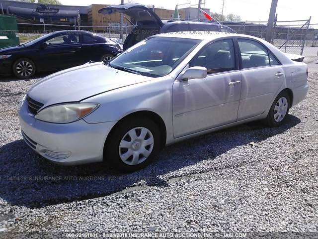 4T1BE32KX2U063737 - 2002 TOYOTA CAMRY LE/XLE/SE SILVER photo 2