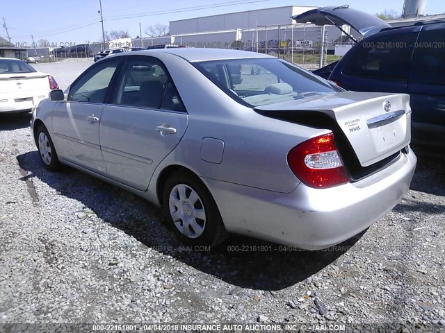 4T1BE32KX2U063737 - 2002 TOYOTA CAMRY LE/XLE/SE SILVER photo 3