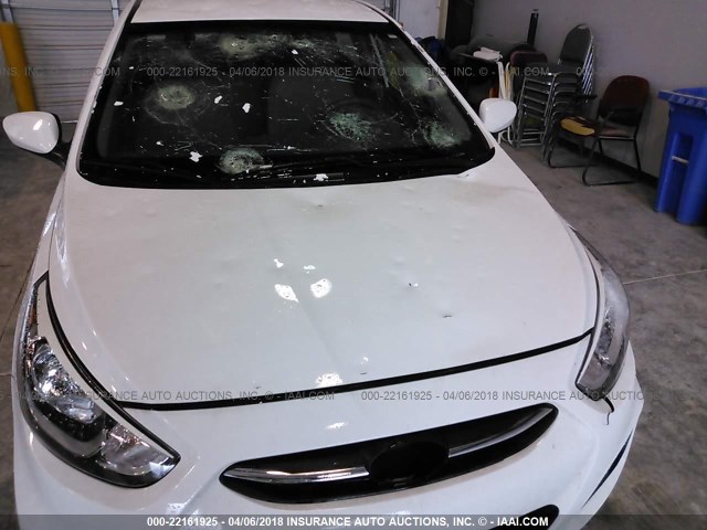 KMHCT4AE9GU161631 - 2016 HYUNDAI ACCENT SE WHITE photo 6