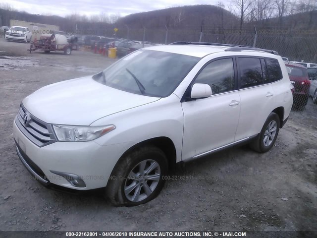 5TDZK3EH6DS116307 - 2013 TOYOTA HIGHLANDER PLUS/SE WHITE photo 2