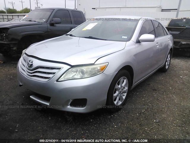 4T4BF3EK0BR133521 - 2011 TOYOTA CAMRY SE/LE/XLE SILVER photo 2