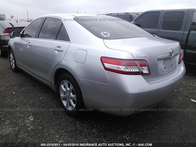4T4BF3EK0BR133521 - 2011 TOYOTA CAMRY SE/LE/XLE SILVER photo 3