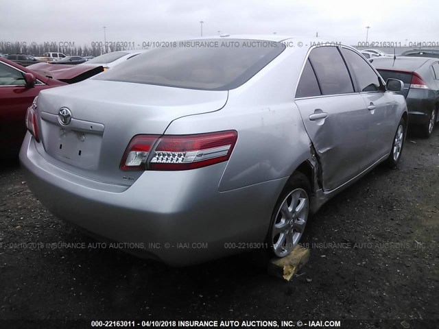 4T4BF3EK0BR133521 - 2011 TOYOTA CAMRY SE/LE/XLE SILVER photo 4