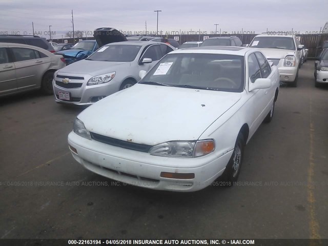 4T1BG12K5TU944698 - 1996 TOYOTA CAMRY DX/LE/XLE WHITE photo 2