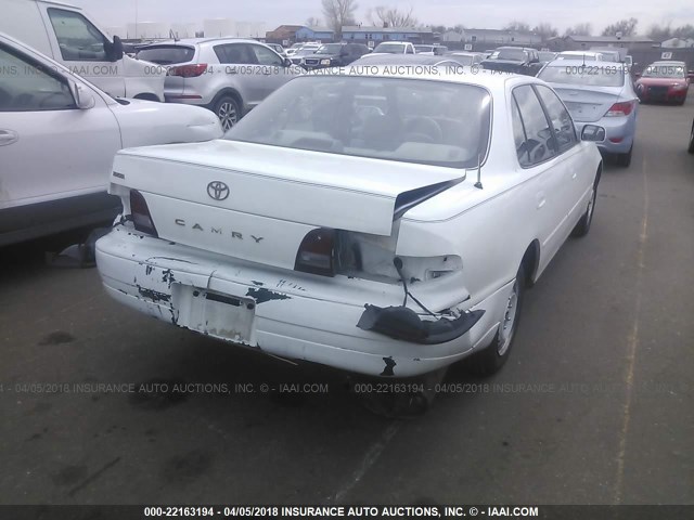 4T1BG12K5TU944698 - 1996 TOYOTA CAMRY DX/LE/XLE WHITE photo 4