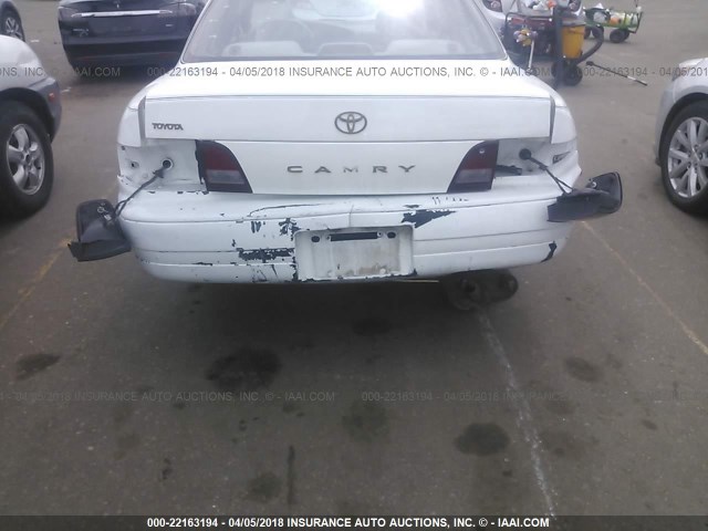 4T1BG12K5TU944698 - 1996 TOYOTA CAMRY DX/LE/XLE თეთრი ფოტო 6