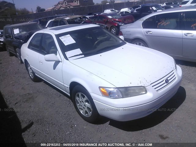 4T1BF28K6WU929647 - 1998 TOYOTA CAMRY CE/LE/XLE WHITE photo 1