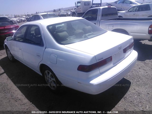 4T1BF28K6WU929647 - 1998 TOYOTA CAMRY CE/LE/XLE WHITE photo 3