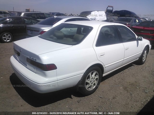 4T1BF28K6WU929647 - 1998 TOYOTA CAMRY CE/LE/XLE WHITE photo 4
