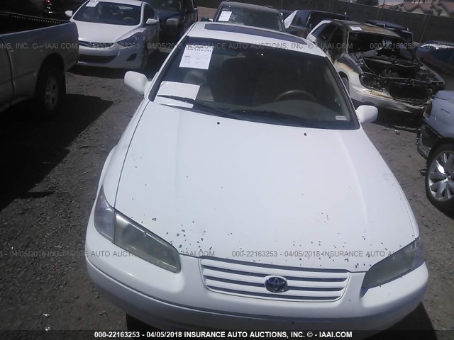 4T1BF28K6WU929647 - 1998 TOYOTA CAMRY CE/LE/XLE WHITE photo 6