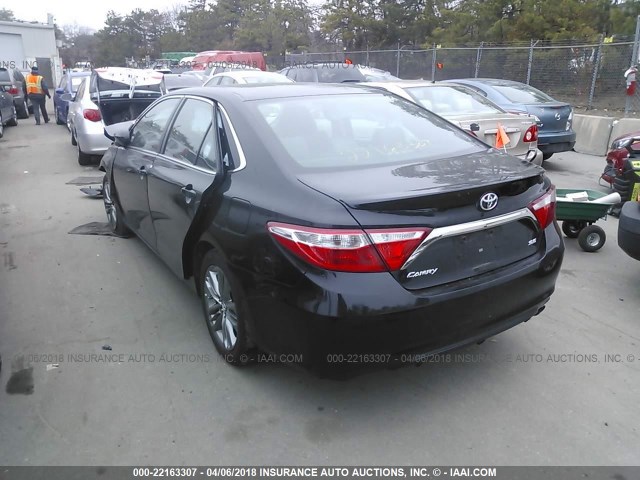 4T1BF1FK8GU522072 - 2016 TOYOTA CAMRY LE/XLE/SE/XSE შავი ფოტო 3