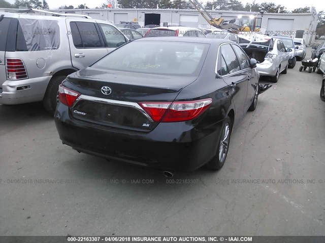 4T1BF1FK8GU522072 - 2016 TOYOTA CAMRY LE/XLE/SE/XSE შავი ფოტო 4