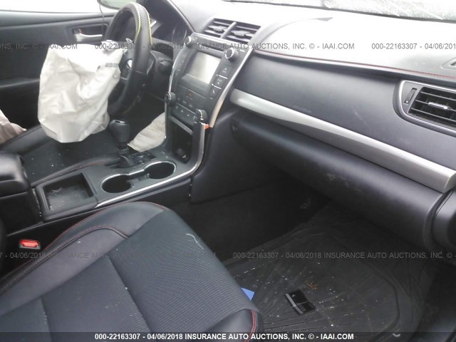 4T1BF1FK8GU522072 - 2016 TOYOTA CAMRY LE/XLE/SE/XSE შავი ფოტო 5