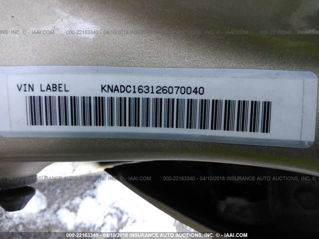 KNADC163126070040 - 2002 KIA RIO CINCO GOLD photo 9