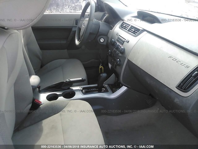 1FAHP34NX8W128511 - 2008 FORD FOCUS S/SE GRAY photo 5