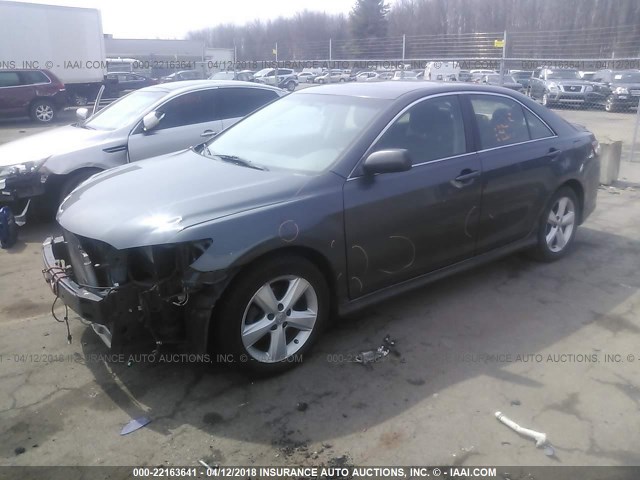 4T1BF3EK3BU599308 - 2011 TOYOTA CAMRY SE/LE/XLE GRAY photo 2