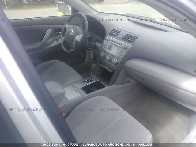 JTNBF3EK7B3006670 - 2011 TOYOTA CAMRY SE/LE/XLE Серебристый фото 5