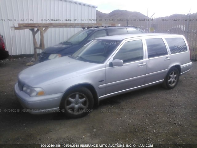 YV1LW5542W2367333 - 1998 VOLVO V70 SILVER photo 2