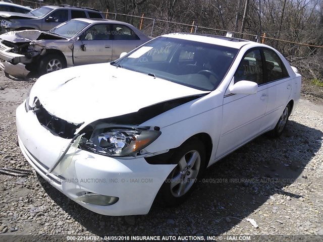 4T1BF32K82U025498 - 2002 TOYOTA CAMRY LE/XLE/SE WHITE photo 2
