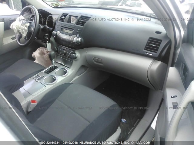 5TDZA3EH6CS028228 - 2012 TOYOTA HIGHLANDER SE SILVER photo 5