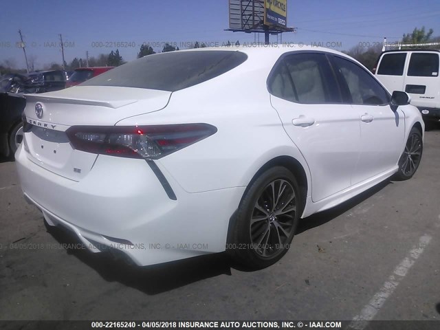 4T1B11HK4JU055686 - 2018 TOYOTA CAMRY L/LE/XLE/SE/XSE WHITE photo 4