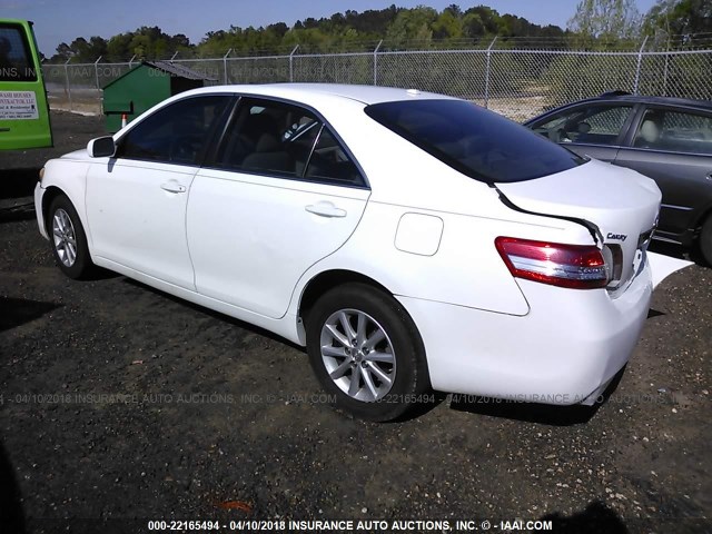 4T1BF3EK2BU630211 - 2011 TOYOTA CAMRY SE/LE/XLE WHITE photo 3