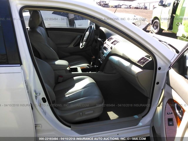 4T1BF3EK2BU630211 - 2011 TOYOTA CAMRY SE/LE/XLE WHITE photo 5