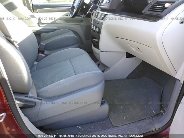 2V8HW44139R594960 - 2009 VOLKSWAGEN ROUTAN S წითელი ფოტო 5