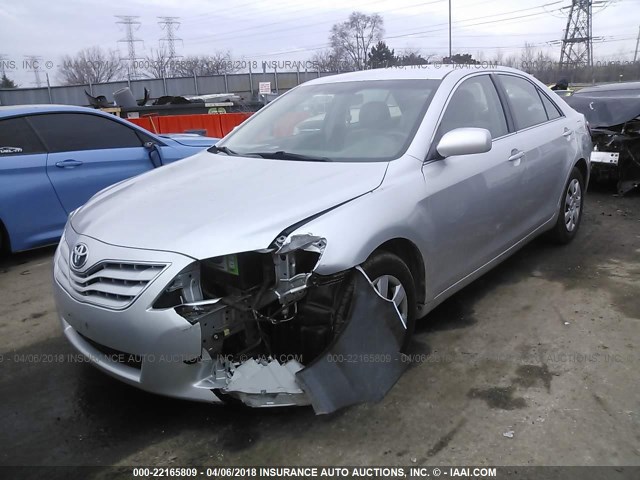 4T4BF3EK0AR027844 - 2010 TOYOTA CAMRY SE/LE/XLE SILVER photo 2