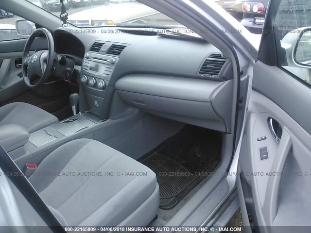 4T4BF3EK0AR027844 - 2010 TOYOTA CAMRY SE/LE/XLE SILVER photo 5
