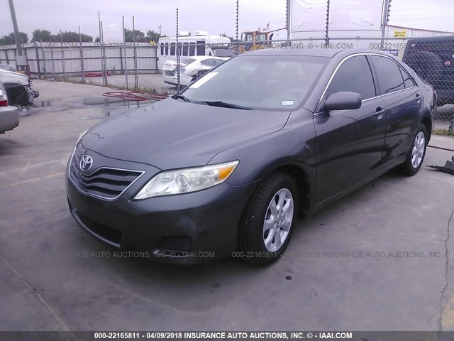 4T4BF3EK4BR214537 - 2011 TOYOTA CAMRY SE/LE/XLE ნაცრისფერი ფოტო 2