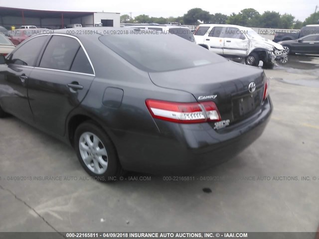 4T4BF3EK4BR214537 - 2011 TOYOTA CAMRY SE/LE/XLE ნაცრისფერი ფოტო 3
