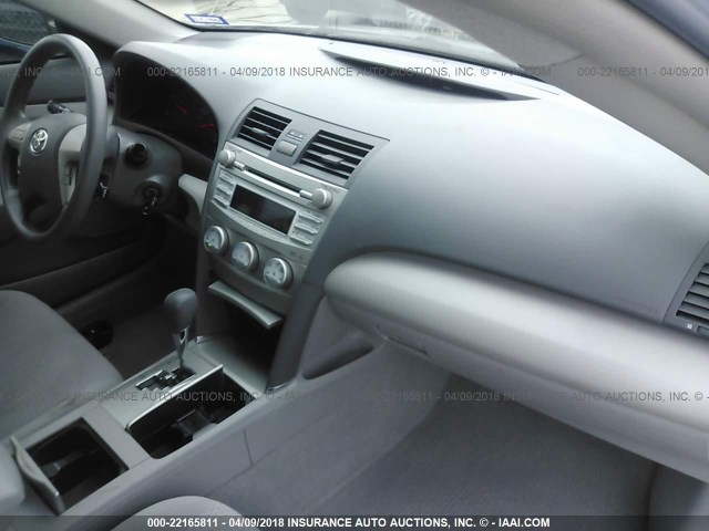 4T4BF3EK4BR214537 - 2011 TOYOTA CAMRY SE/LE/XLE ნაცრისფერი ფოტო 5