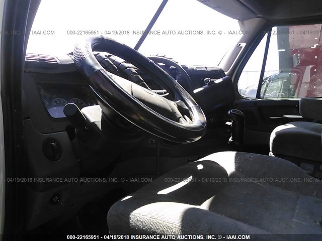 3AKJGLBG2GSHT7124 - 2016 FREIGHTLINER CASCADIA 125  WHITE photo 5