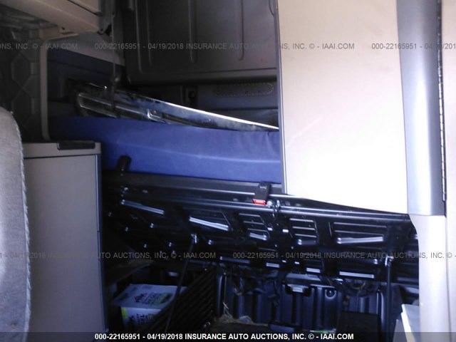 3AKJGLBG2GSHT7124 - 2016 FREIGHTLINER CASCADIA 125  WHITE photo 7