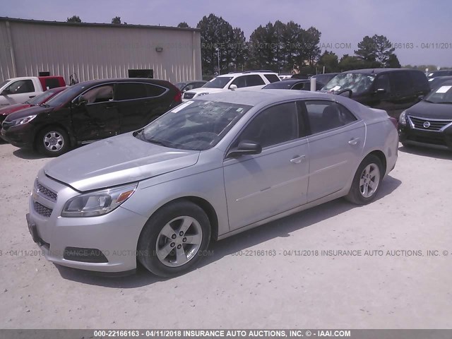 1G11B5SAXDF161498 - 2013 CHEVROLET MALIBU LS 银色 照片 2