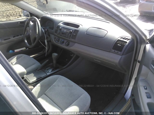 4T1BE32KX3U704662 - 2003 TOYOTA CAMRY LE/XLE/SE 银色 照片 5