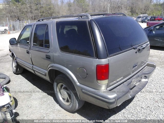 1GNDT13W6W2197355 - 1998 CHEVROLET BLAZER BROWN photo 3