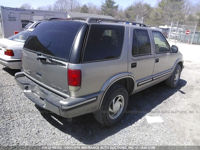 1GNDT13W6W2197355 - 1998 CHEVROLET BLAZER BROWN photo 4