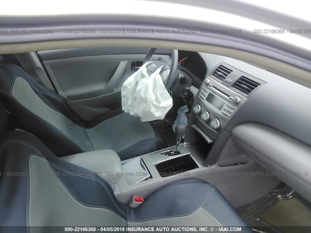 4T4BF3EK0BR092257 - 2011 TOYOTA CAMRY SE/LE/XLE SILVER photo 5