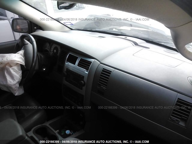 1D8HD58D24F115795 - 2004 DODGE DURANGO LIMITED WHITE photo 5