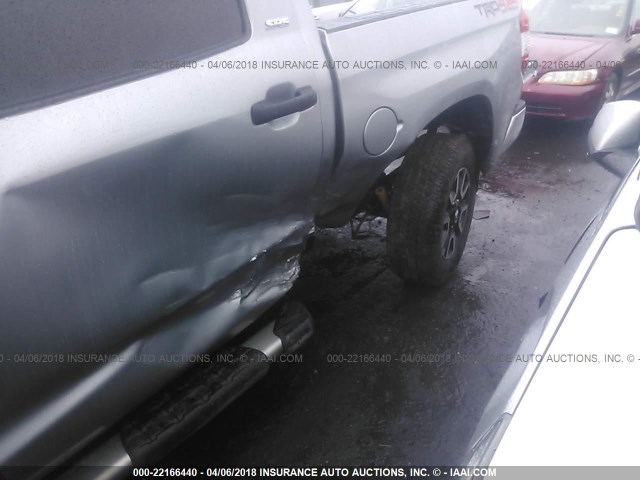 5TFDY5F17JX719133 - 2018 TOYOTA TUNDRA CREWMAX SR5 SILVER photo 6