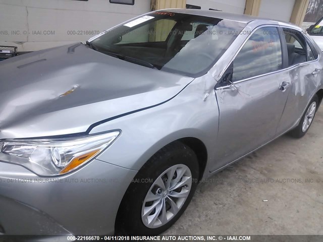 4T4BF1FKXFR485353 - 2015 TOYOTA CAMRY LE/XLE/SE/XSE ვერცხლისფერი ფოტო 6