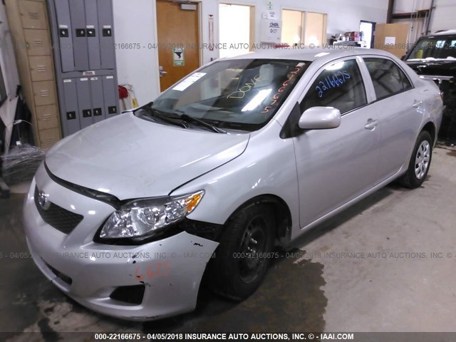 1NXBU40E49Z025128 - 2009 TOYOTA COROLLA S/LE/XLE SILVER photo 2