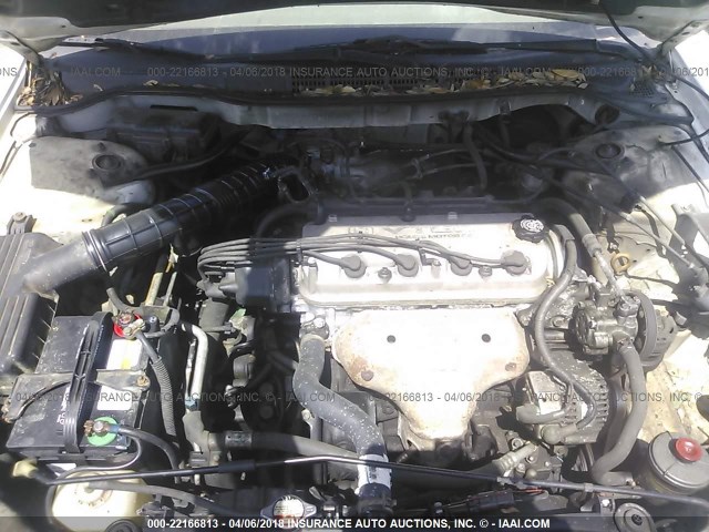 1HGCG5644WA173010 - 1998 HONDA ACCORD LX WHITE photo 10