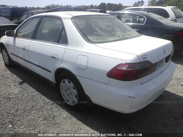 1HGCG5644WA173010 - 1998 HONDA ACCORD LX WHITE photo 3