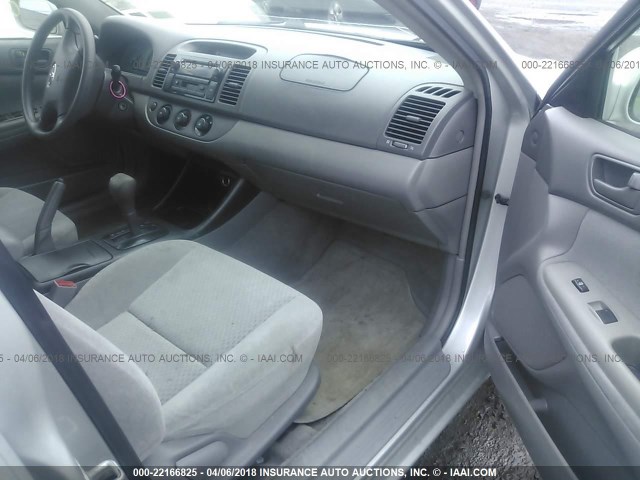 4T1BE32K53U136398 - 2003 TOYOTA CAMRY LE/XLE/SE ვერცხლისფერი ფოტო 5